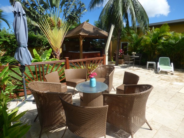 Terrasse et piscine avec votre meublé à la Réunion